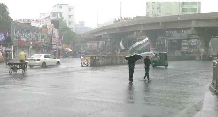 ঢাকায় ঝরছে বৃষ্টি, সাধারণ মানুষের ভোগান্তি